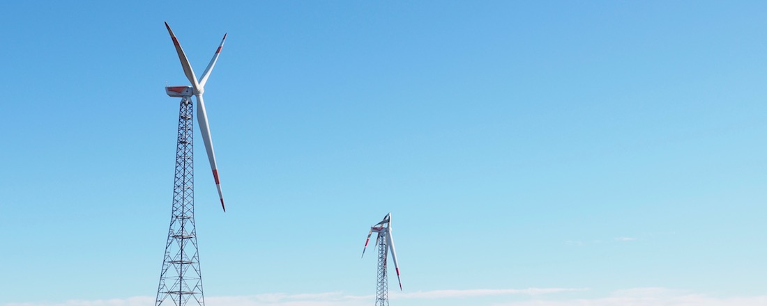 Auf dem Bild sind Windräder zu sehen.